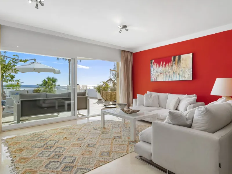 Set in the highly desirable beachfront area of Buenas Noches, Estepona, this exceptional frontline beach apartment offers direct access to the Mediterranean Sea and breathtaking uninterrupted panoramic sea views.