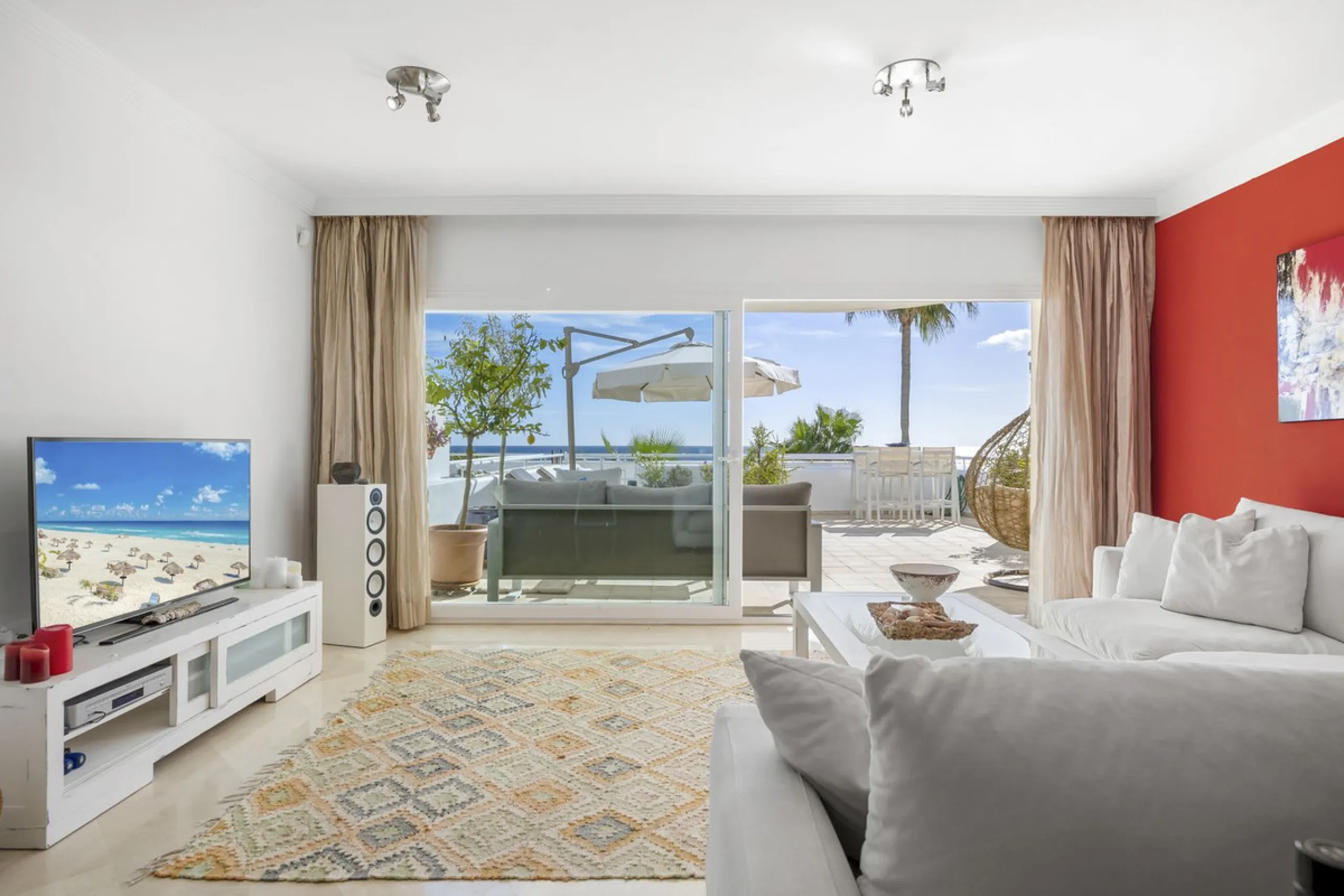 Set in the highly desirable beachfront area of Buenas Noches, Estepona, this exceptional frontline beach apartment offers direct access to the Mediterranean Sea and breathtaking uninterrupted panoramic sea views.