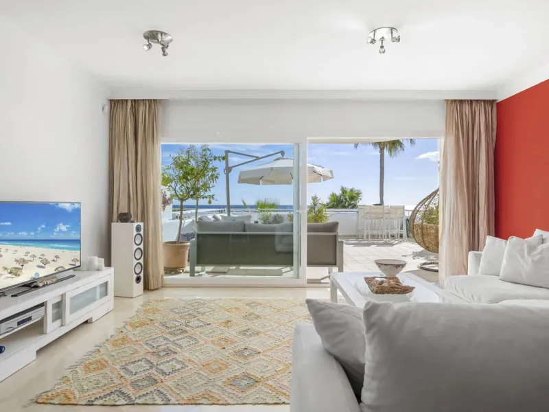 Set in the highly desirable beachfront area of Buenas Noches, Estepona, this exceptional frontline beach apartment offers direct access to the Mediterranean Sea and breathtaking uninterrupted panoramic sea views.