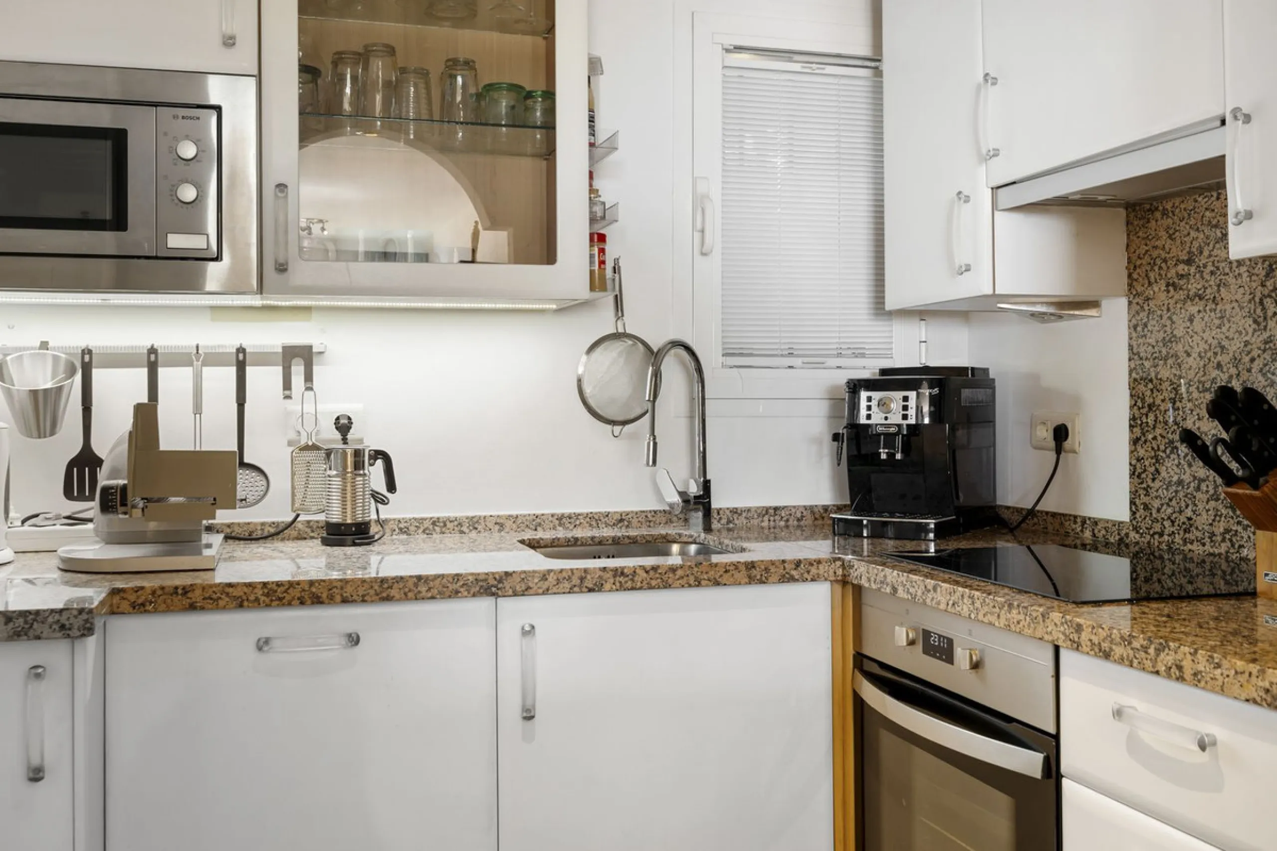 Set in the highly desirable beachfront area of Buenas Noches, Estepona, this exceptional frontline beach apartment offers direct access to the Mediterranean Sea and breathtaking uninterrupted panoramic sea views.