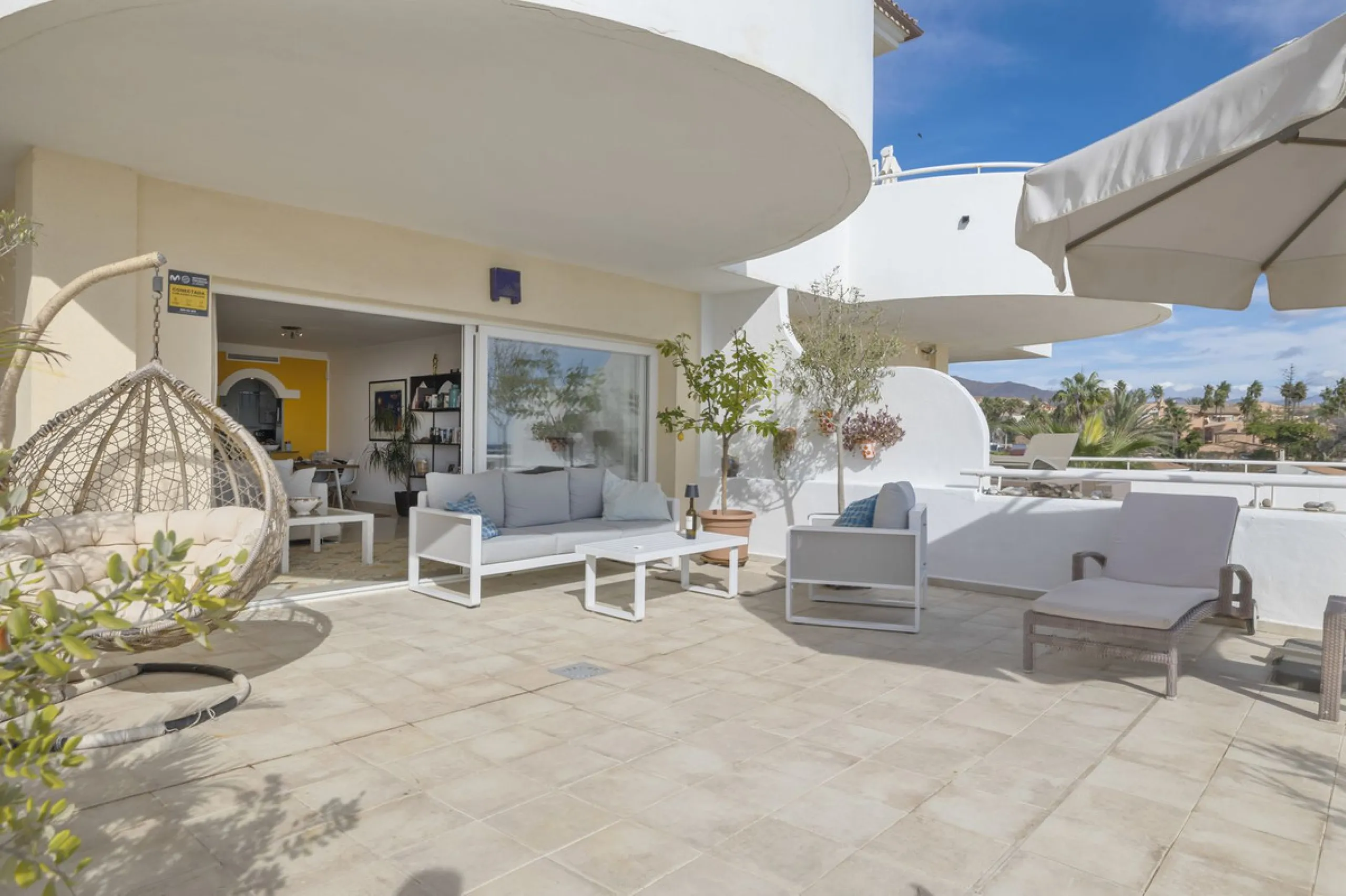 Set in the highly desirable beachfront area of Buenas Noches, Estepona, this exceptional frontline beach apartment offers direct access to the Mediterranean Sea and breathtaking uninterrupted panoramic sea views.