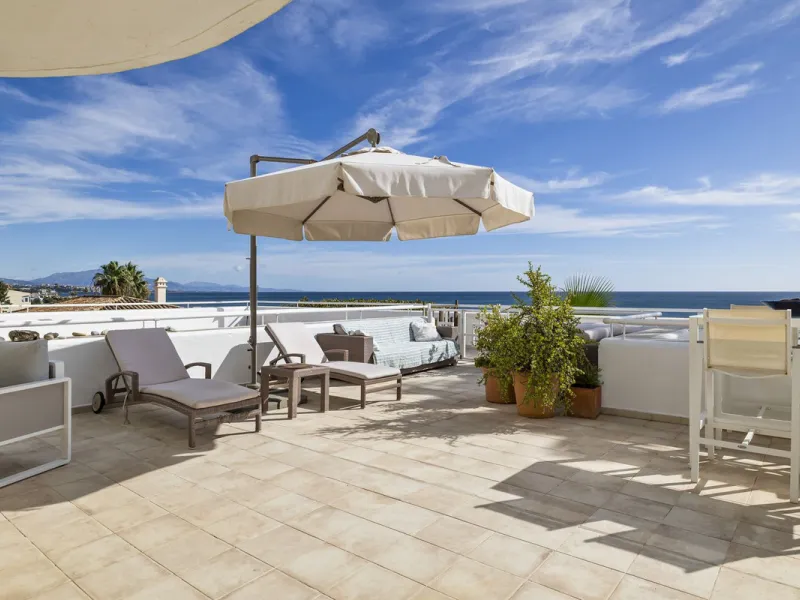 Set in the highly desirable beachfront area of Buenas Noches, Estepona, this exceptional frontline beach apartment offers direct access to the Mediterranean Sea and breathtaking uninterrupted panoramic sea views.