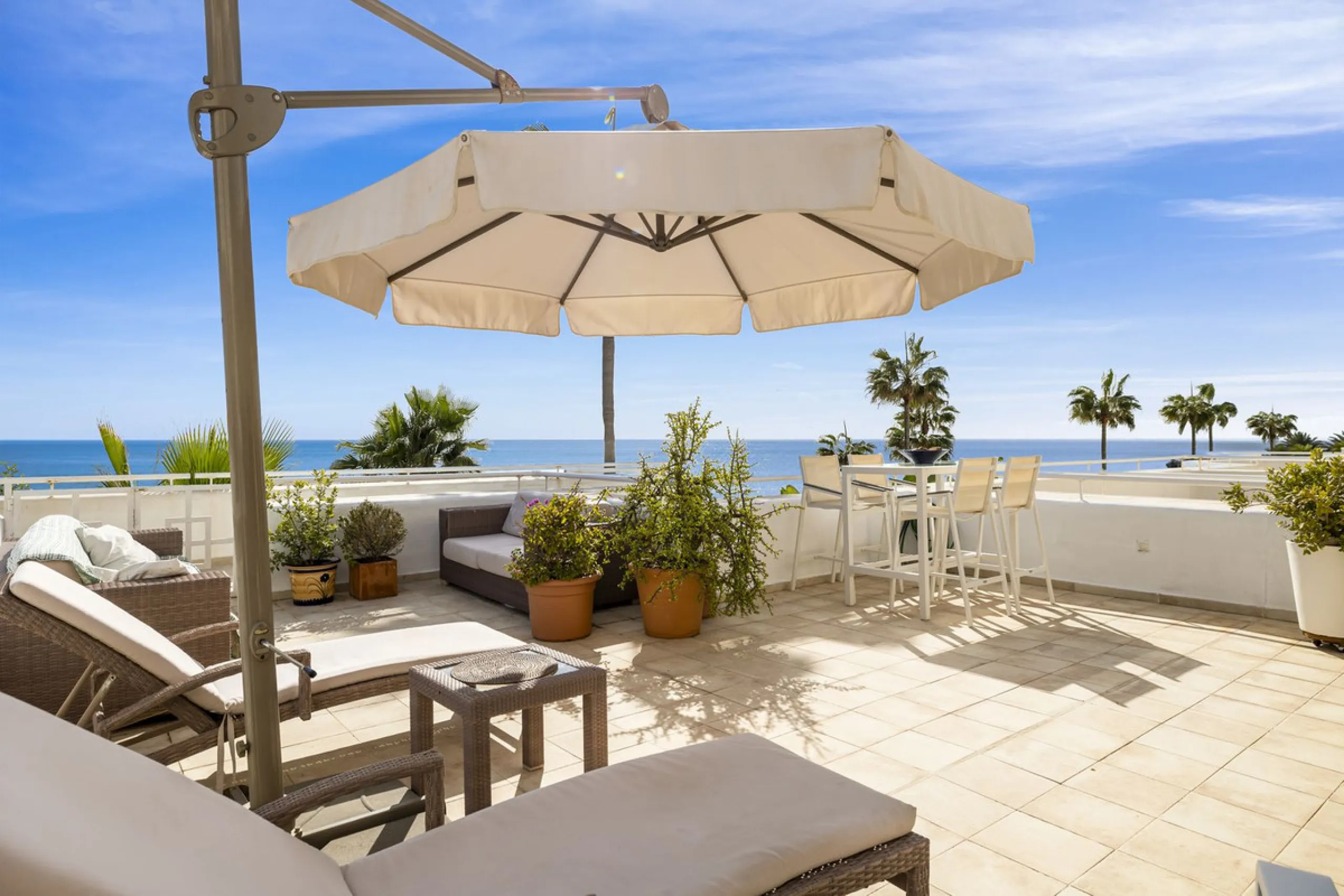 Set in the highly desirable beachfront area of Buenas Noches, Estepona, this exceptional frontline beach apartment offers direct access to the Mediterranean Sea and breathtaking uninterrupted panoramic sea views.