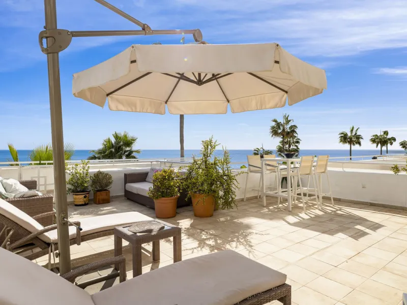 Set in the highly desirable beachfront area of Buenas Noches, Estepona, this exceptional frontline beach apartment offers direct access to the Mediterranean Sea and breathtaking uninterrupted panoramic sea views.