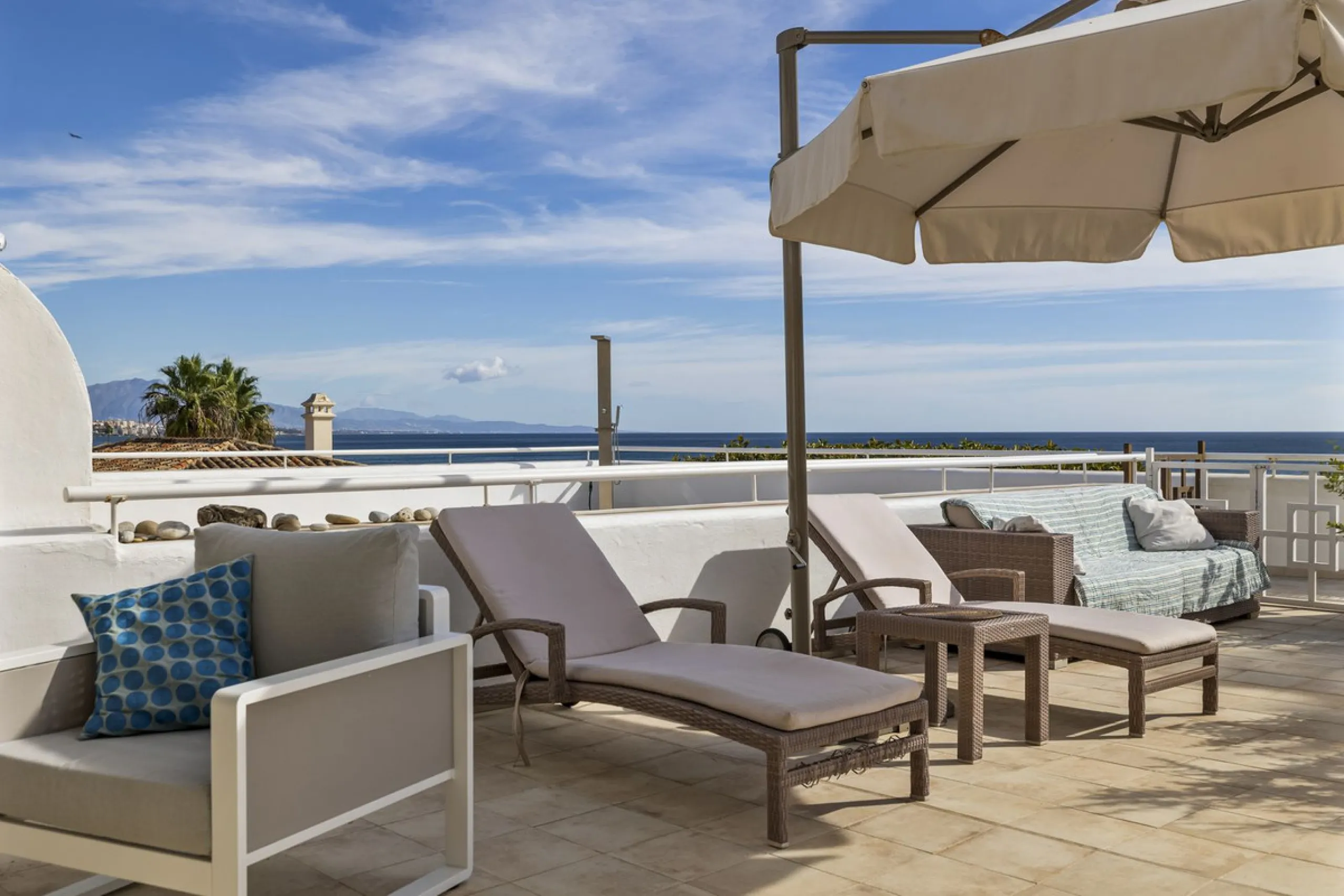 Set in the highly desirable beachfront area of Buenas Noches, Estepona, this exceptional frontline beach apartment offers direct access to the Mediterranean Sea and breathtaking uninterrupted panoramic sea views.