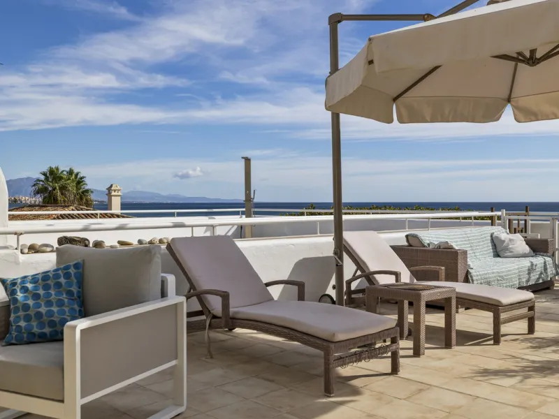 Set in the highly desirable beachfront area of Buenas Noches, Estepona, this exceptional frontline beach apartment offers direct access to the Mediterranean Sea and breathtaking uninterrupted panoramic sea views.