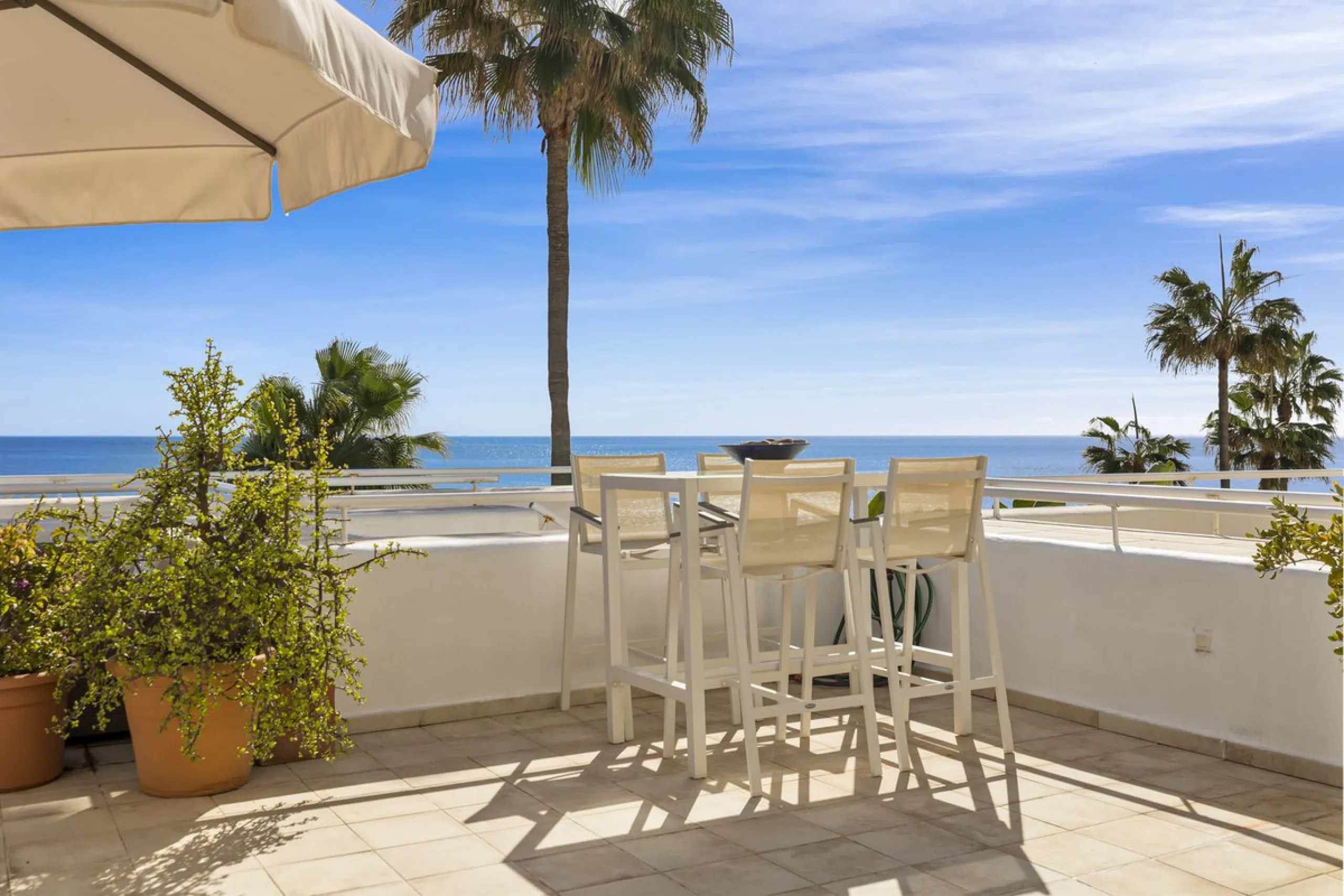 Set in the highly desirable beachfront area of Buenas Noches, Estepona, this exceptional frontline beach apartment offers direct access to the Mediterranean Sea and breathtaking uninterrupted panoramic sea views.