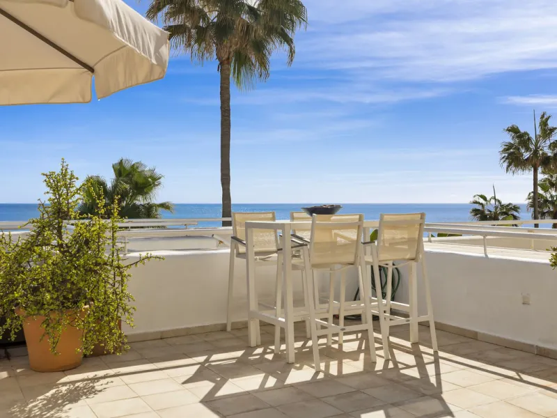Set in the highly desirable beachfront area of Buenas Noches, Estepona, this exceptional frontline beach apartment offers direct access to the Mediterranean Sea and breathtaking uninterrupted panoramic sea views.