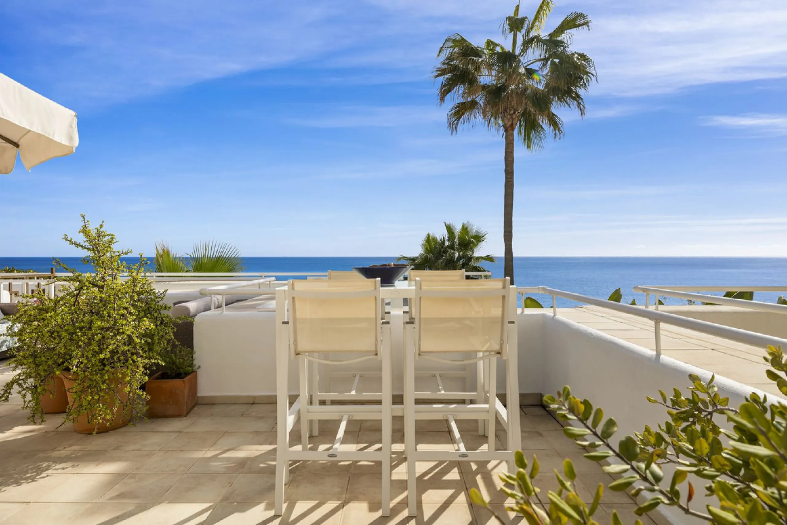 Set in the highly desirable beachfront area of Buenas Noches, Estepona, this exceptional frontline beach apartment offers direct access to the Mediterranean Sea and breathtaking uninterrupted panoramic sea views.
