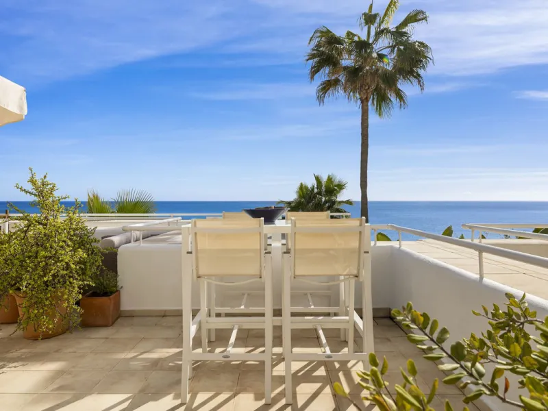 Set in the highly desirable beachfront area of Buenas Noches, Estepona, this exceptional frontline beach apartment offers direct access to the Mediterranean Sea and breathtaking uninterrupted panoramic sea views.