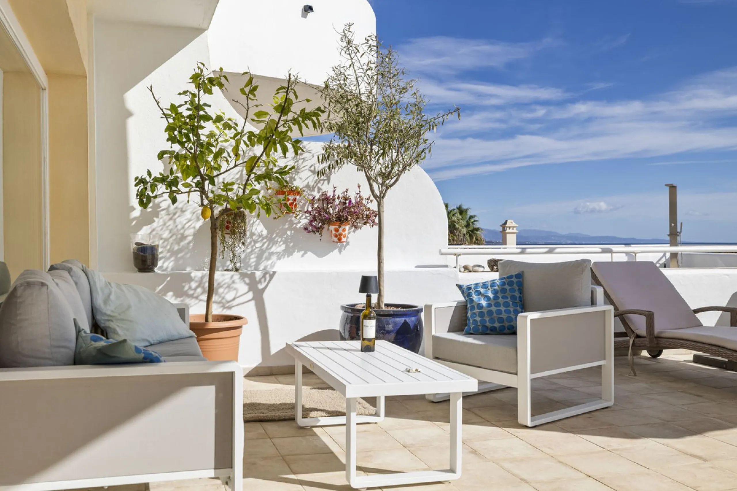 Set in the highly desirable beachfront area of Buenas Noches, Estepona, this exceptional frontline beach apartment offers direct access to the Mediterranean Sea and breathtaking uninterrupted panoramic sea views.