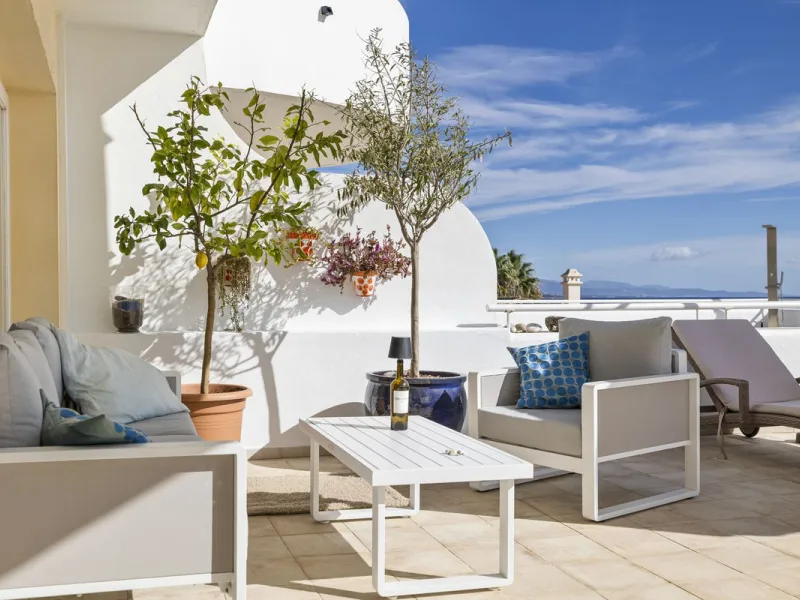 Set in the highly desirable beachfront area of Buenas Noches, Estepona, this exceptional frontline beach apartment offers direct access to the Mediterranean Sea and breathtaking uninterrupted panoramic sea views.