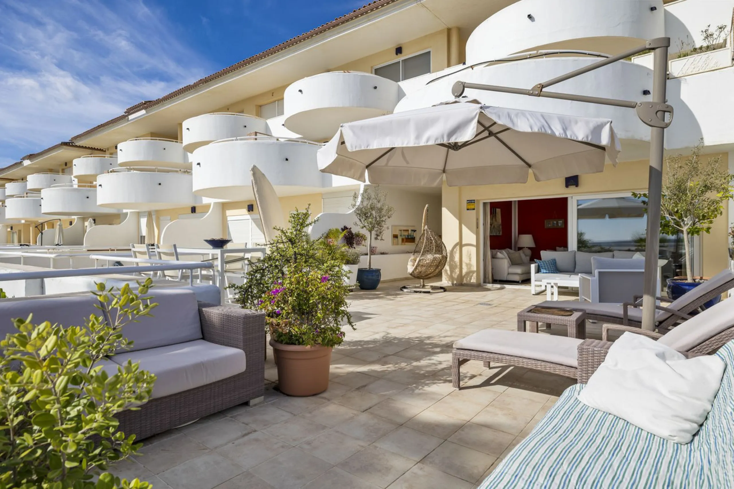 Set in the highly desirable beachfront area of Buenas Noches, Estepona, this exceptional frontline beach apartment offers direct access to the Mediterranean Sea and breathtaking uninterrupted panoramic sea views.
