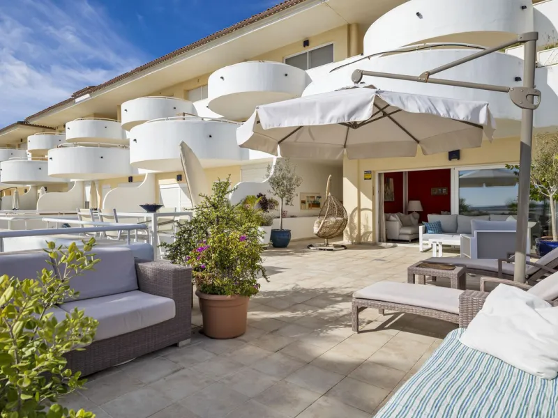 Set in the highly desirable beachfront area of Buenas Noches, Estepona, this exceptional frontline beach apartment offers direct access to the Mediterranean Sea and breathtaking uninterrupted panoramic sea views.