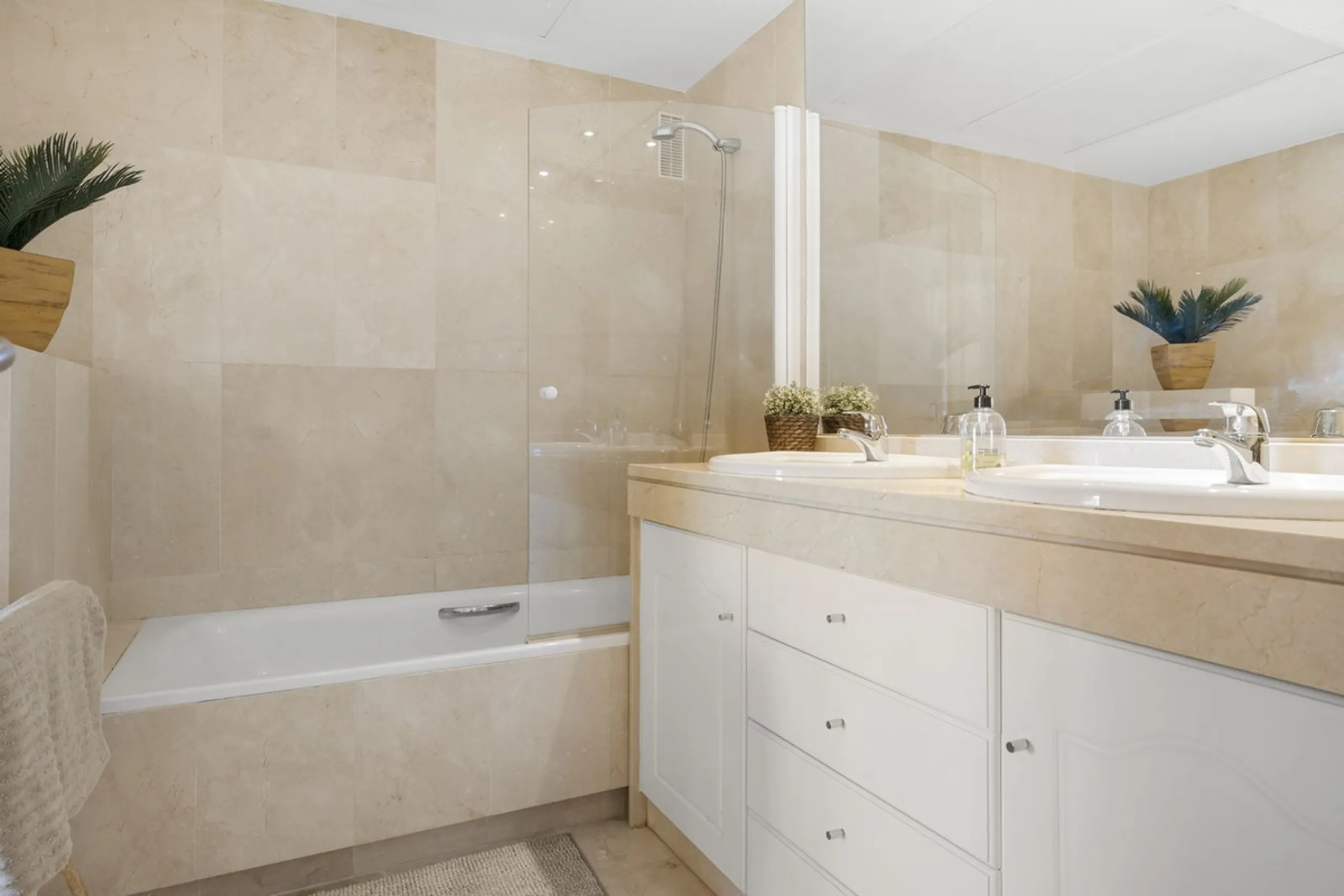 Set in the highly desirable beachfront area of Buenas Noches, Estepona, this exceptional frontline beach apartment offers direct access to the Mediterranean Sea and breathtaking uninterrupted panoramic sea views.
