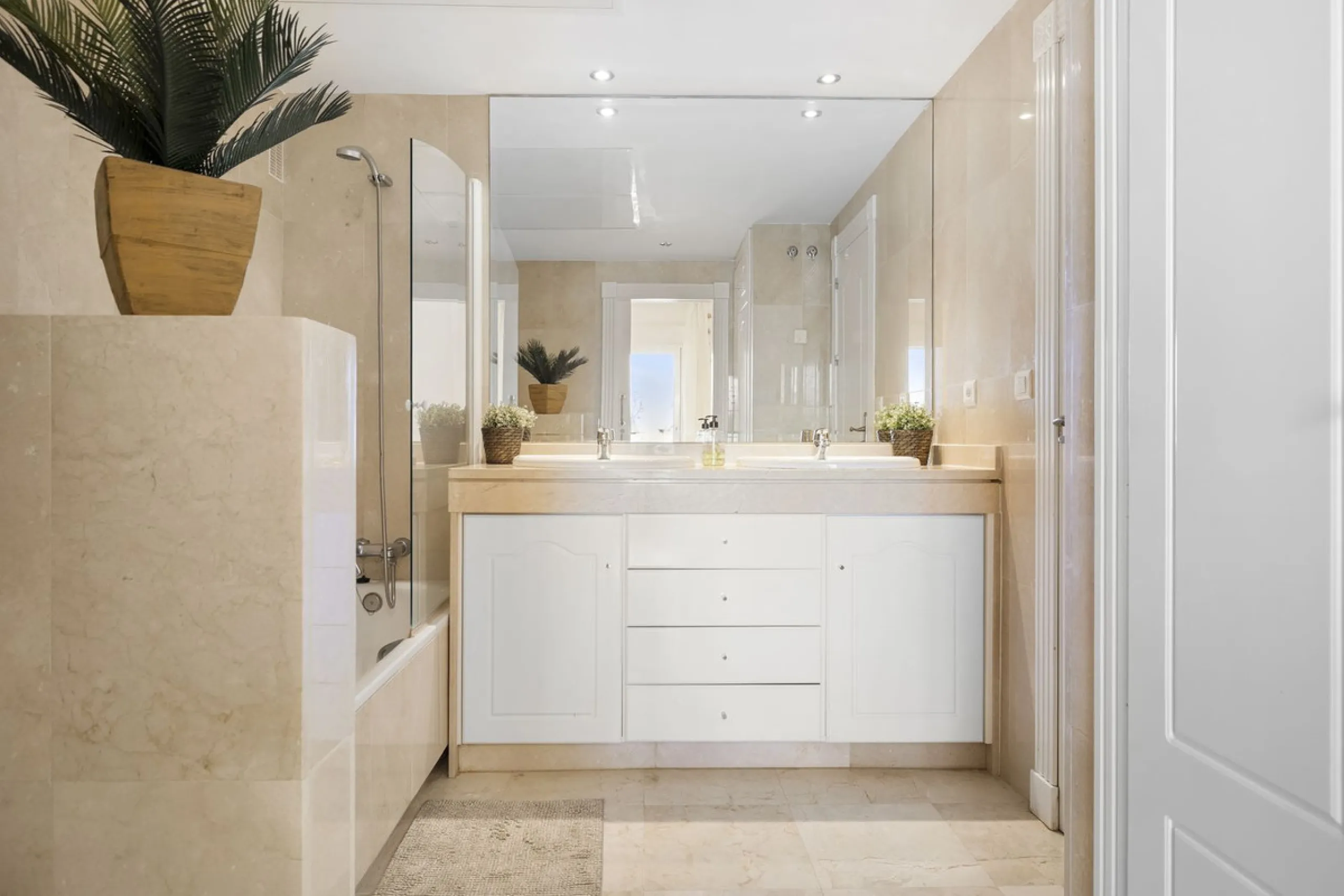 Set in the highly desirable beachfront area of Buenas Noches, Estepona, this exceptional frontline beach apartment offers direct access to the Mediterranean Sea and breathtaking uninterrupted panoramic sea views.