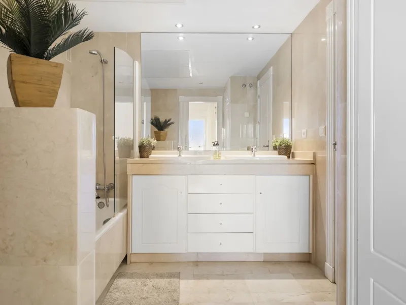 Set in the highly desirable beachfront area of Buenas Noches, Estepona, this exceptional frontline beach apartment offers direct access to the Mediterranean Sea and breathtaking uninterrupted panoramic sea views.