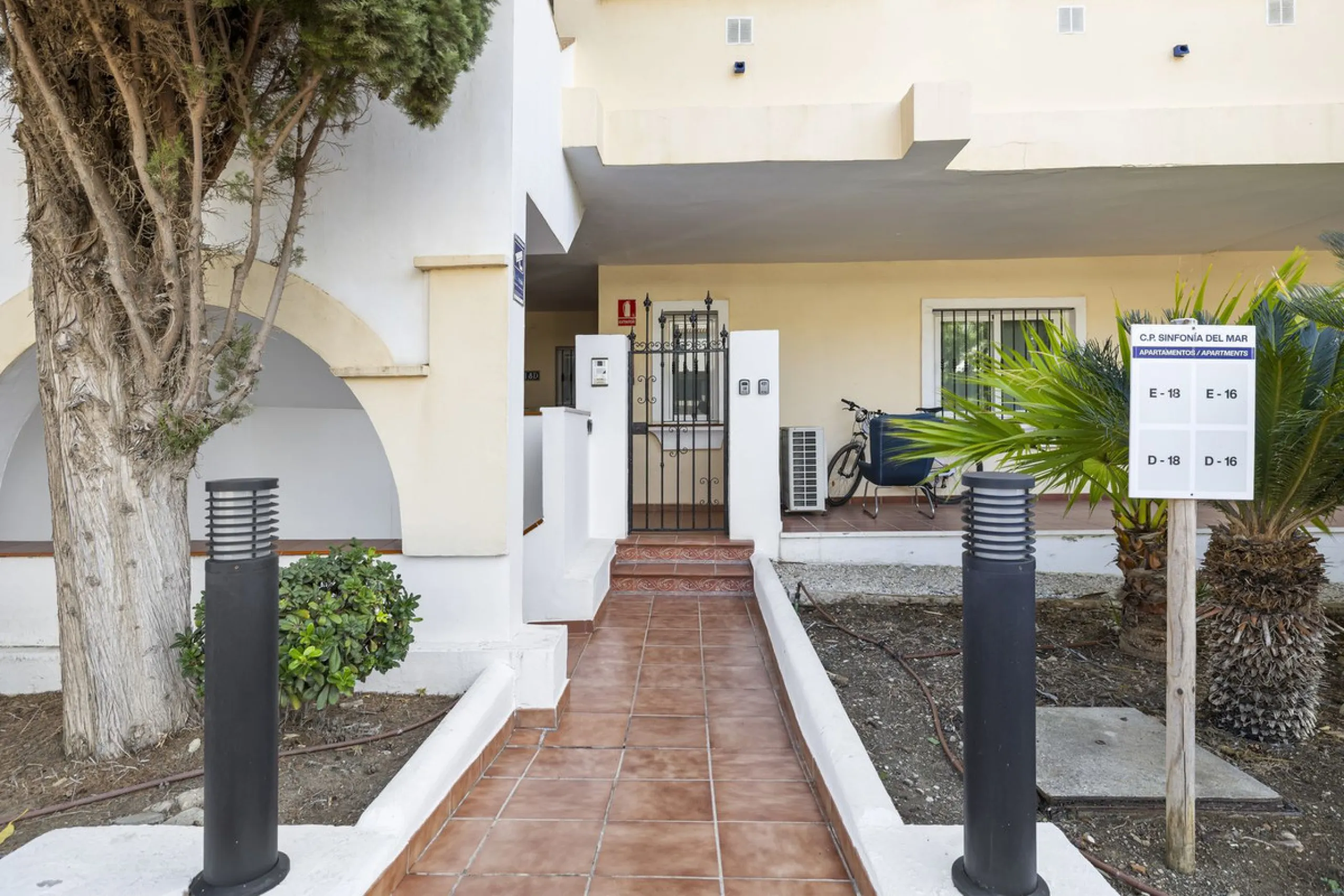 Set in the highly desirable beachfront area of Buenas Noches, Estepona, this exceptional frontline beach apartment offers direct access to the Mediterranean Sea and breathtaking uninterrupted panoramic sea views.