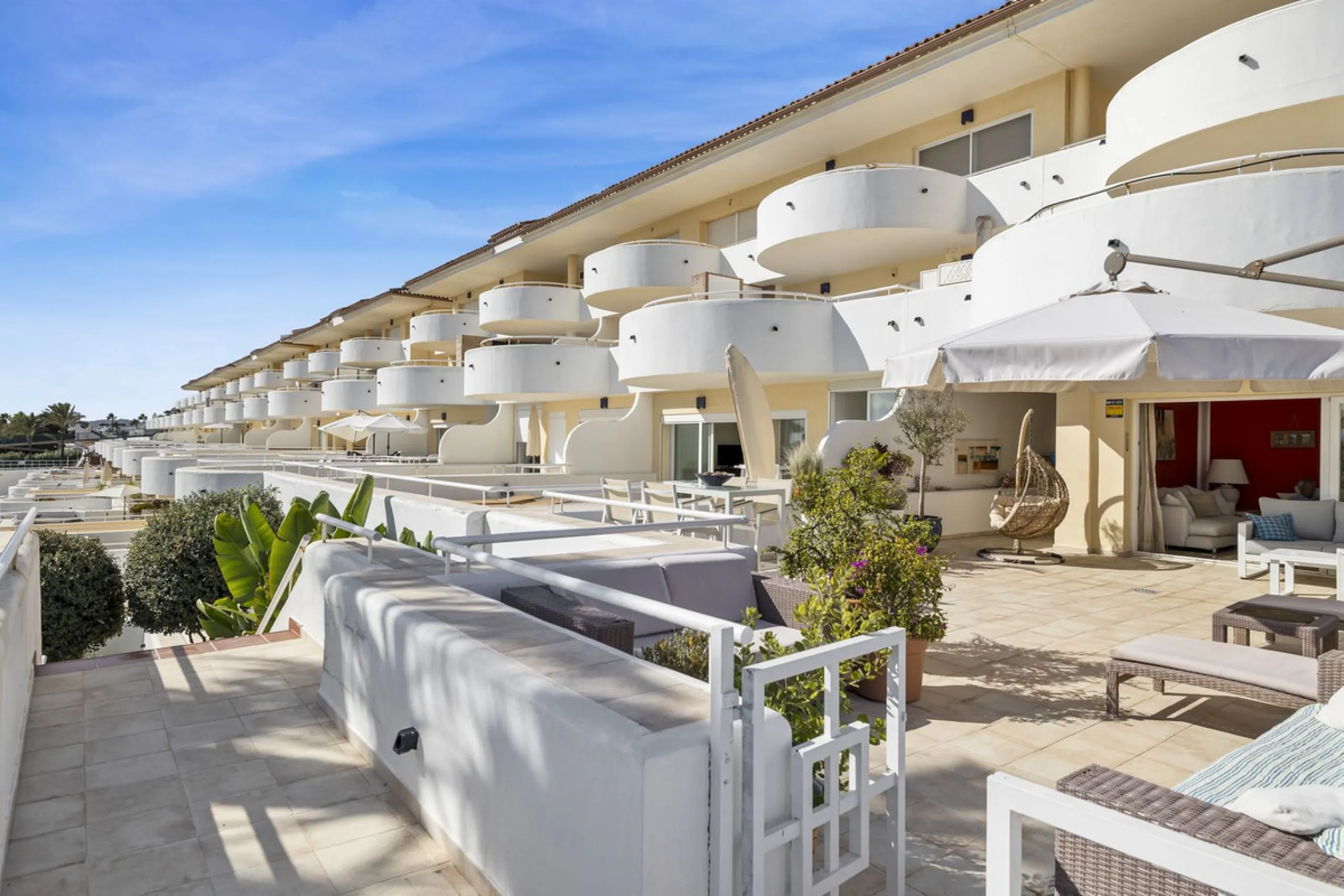 Set in the highly desirable beachfront area of Buenas Noches, Estepona, this exceptional frontline beach apartment offers direct access to the Mediterranean Sea and breathtaking uninterrupted panoramic sea views.