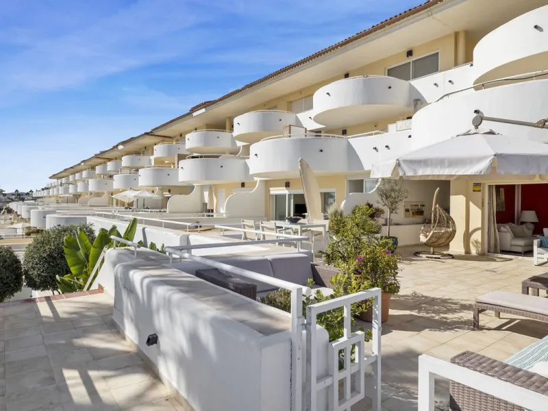 Set in the highly desirable beachfront area of Buenas Noches, Estepona, this exceptional frontline beach apartment offers direct access to the Mediterranean Sea and breathtaking uninterrupted panoramic sea views.