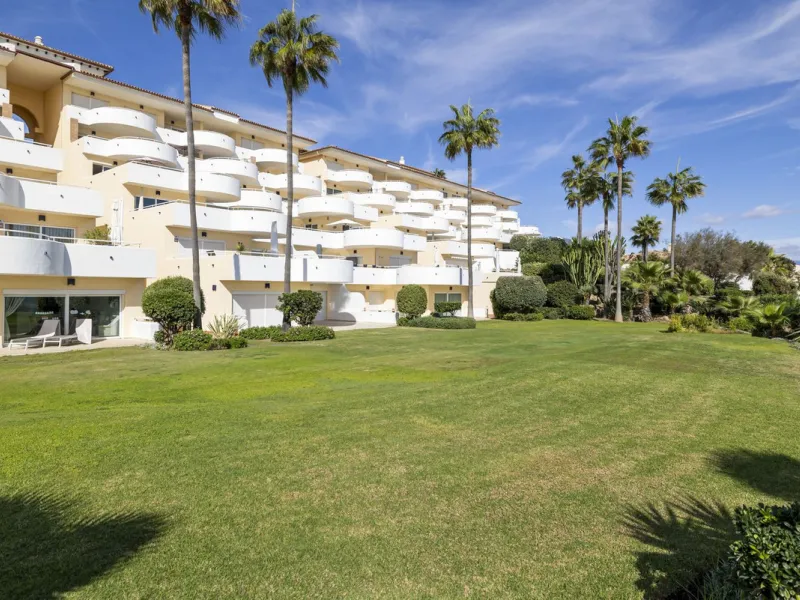 Set in the highly desirable beachfront area of Buenas Noches, Estepona, this exceptional frontline beach apartment offers direct access to the Mediterranean Sea and breathtaking uninterrupted panoramic sea views.
