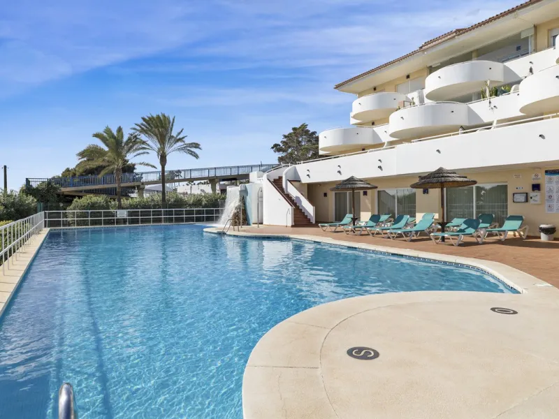 Set in the highly desirable beachfront area of Buenas Noches, Estepona, this exceptional frontline beach apartment offers direct access to the Mediterranean Sea and breathtaking uninterrupted panoramic sea views.