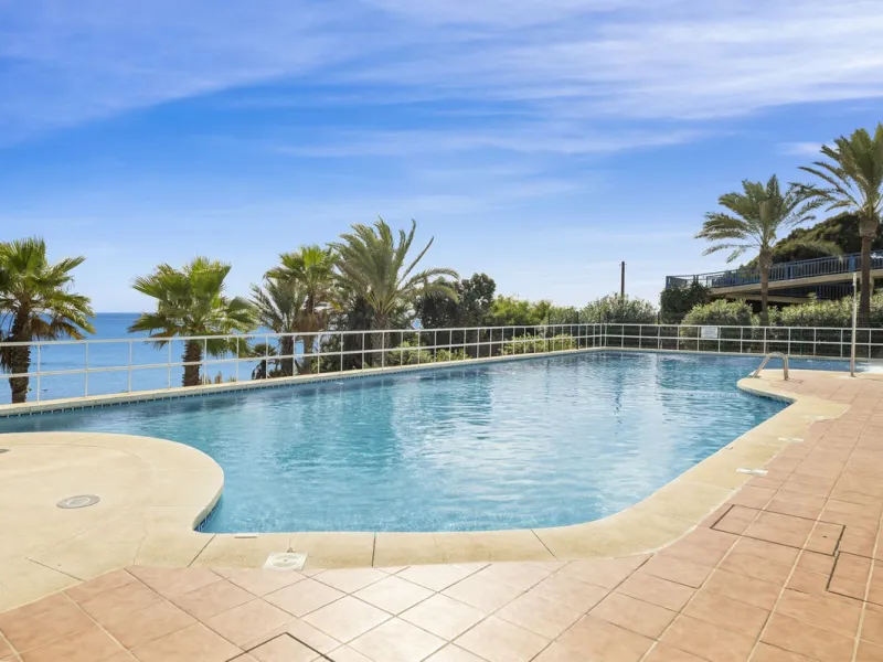 Set in the highly desirable beachfront area of Buenas Noches, Estepona, this exceptional frontline beach apartment offers direct access to the Mediterranean Sea and breathtaking uninterrupted panoramic sea views.