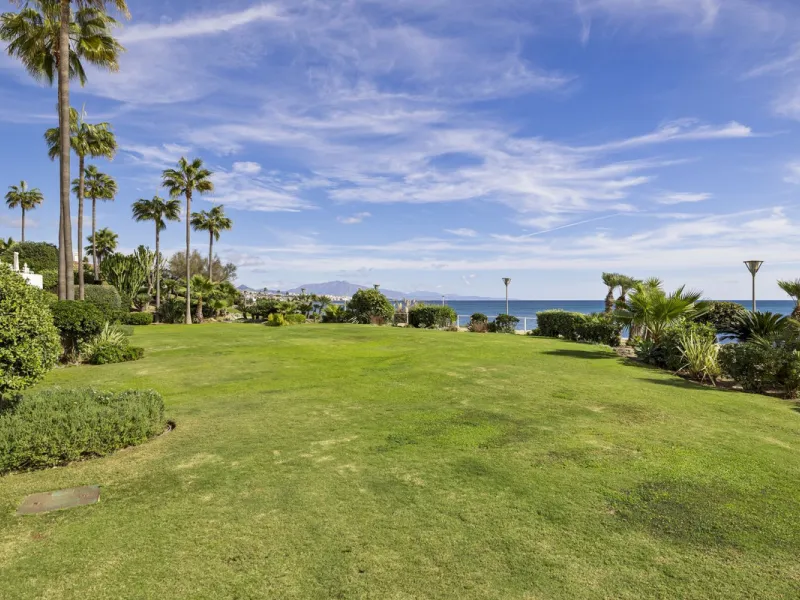 Set in the highly desirable beachfront area of Buenas Noches, Estepona, this exceptional frontline beach apartment offers direct access to the Mediterranean Sea and breathtaking uninterrupted panoramic sea views.