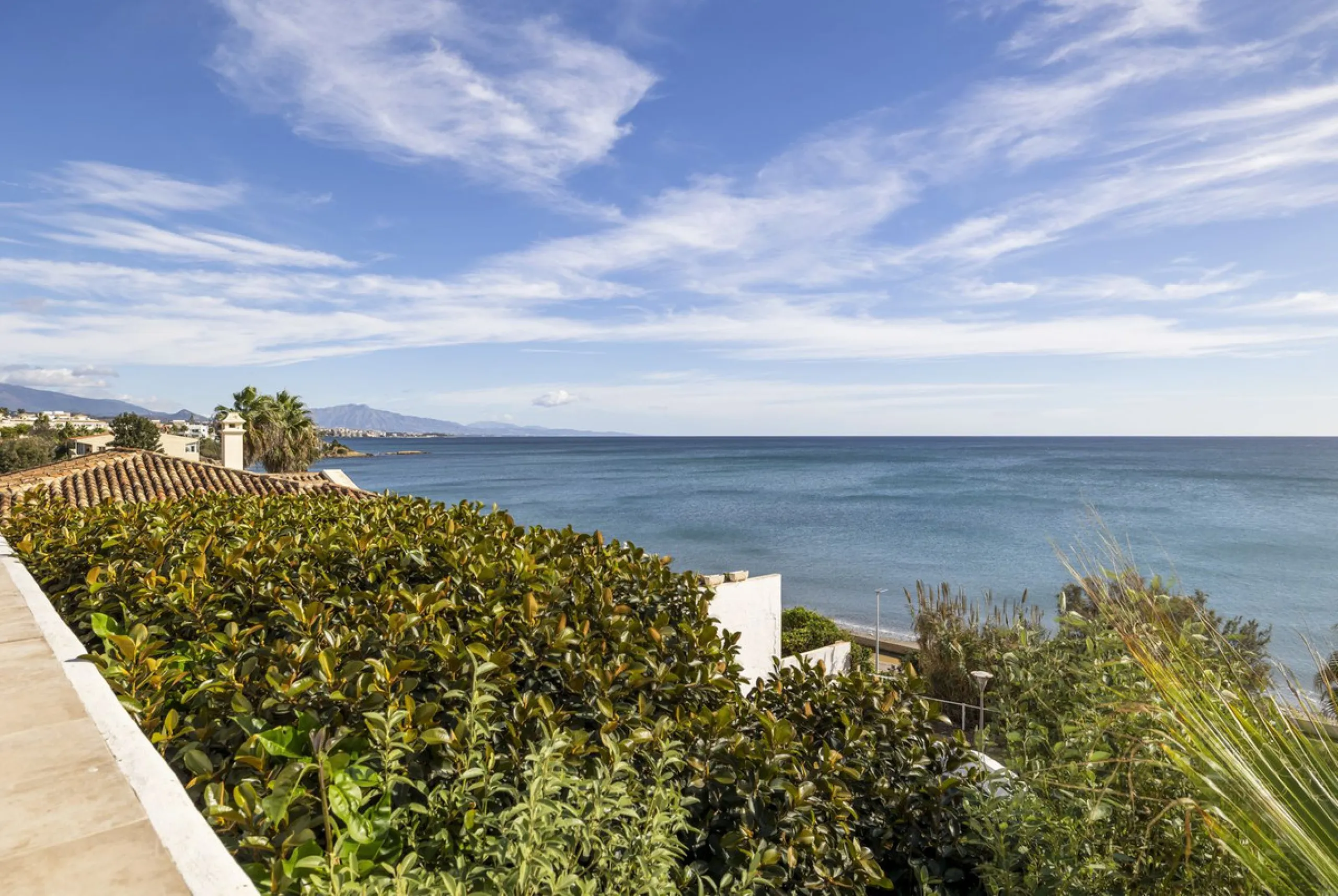 Set in the highly desirable beachfront area of Buenas Noches, Estepona, this exceptional frontline beach apartment offers direct access to the Mediterranean Sea and breathtaking uninterrupted panoramic sea views.