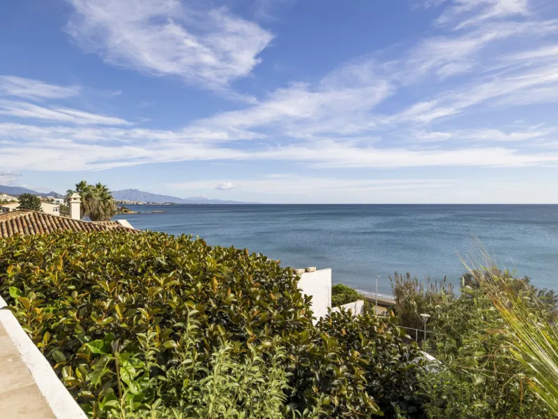 Set in the highly desirable beachfront area of Buenas Noches, Estepona, this exceptional frontline beach apartment offers direct access to the Mediterranean Sea and breathtaking uninterrupted panoramic sea views.