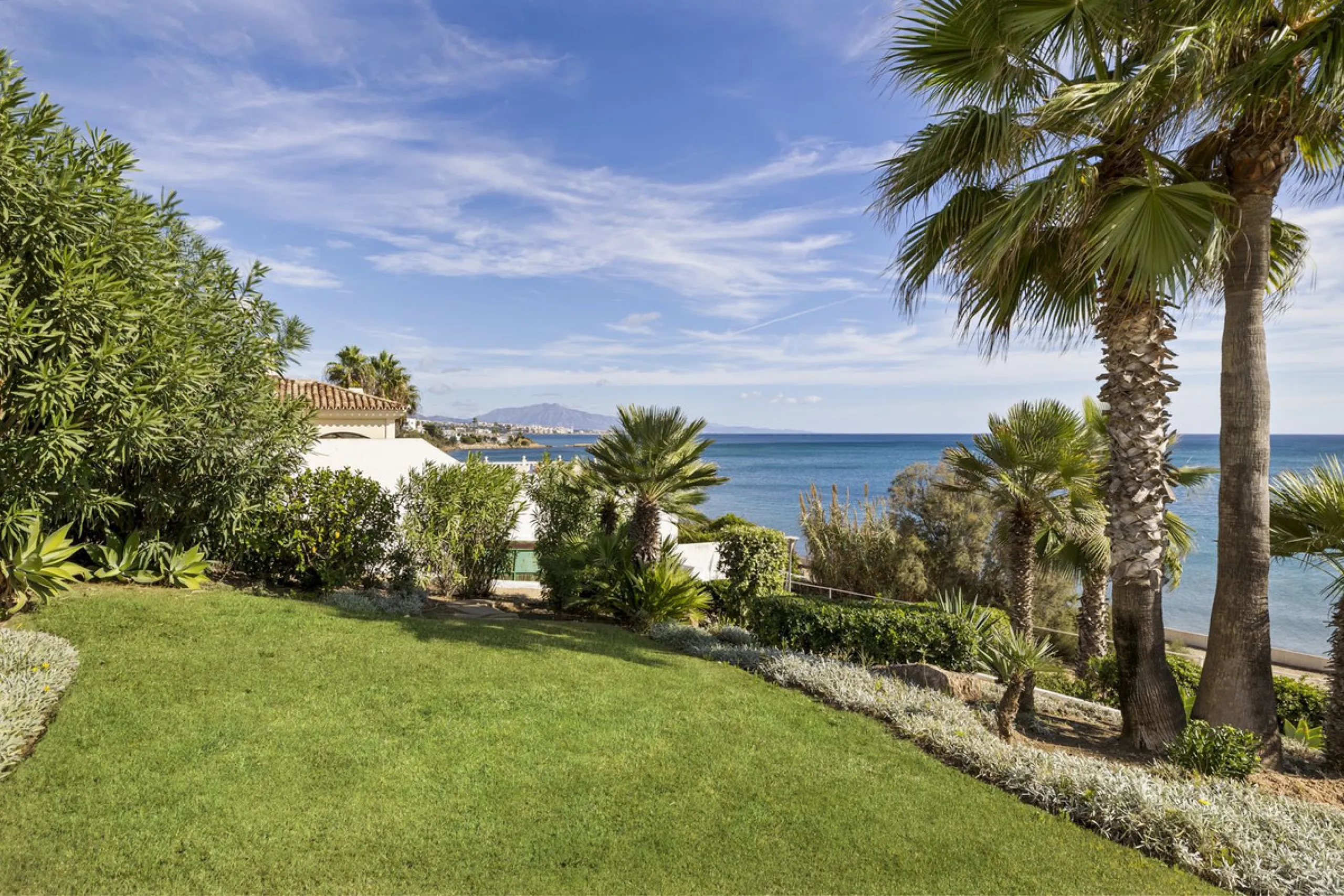 Set in the highly desirable beachfront area of Buenas Noches, Estepona, this exceptional frontline beach apartment offers direct access to the Mediterranean Sea and breathtaking uninterrupted panoramic sea views.