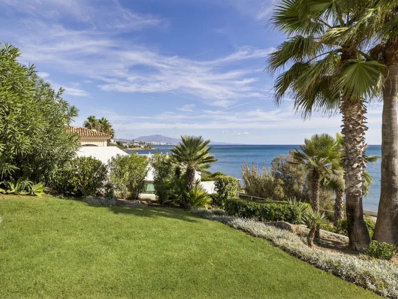 Set in the highly desirable beachfront area of Buenas Noches, Estepona, this exceptional frontline beach apartment offers direct access to the Mediterranean Sea and breathtaking uninterrupted panoramic sea views.
