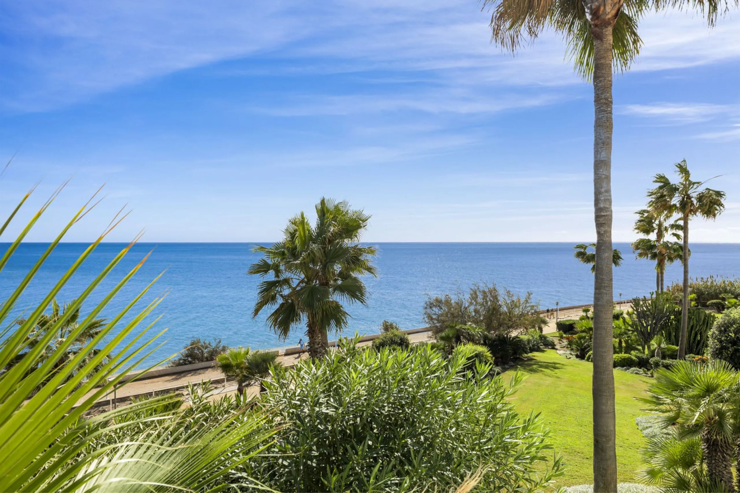 Set in the highly desirable beachfront area of Buenas Noches, Estepona, this exceptional frontline beach apartment offers direct access to the Mediterranean Sea and breathtaking uninterrupted panoramic sea views.
