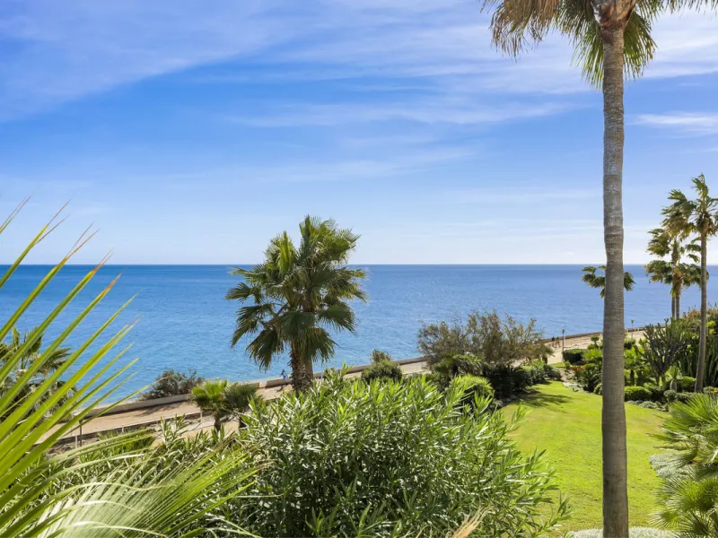 Set in the highly desirable beachfront area of Buenas Noches, Estepona, this exceptional frontline beach apartment offers direct access to the Mediterranean Sea and breathtaking uninterrupted panoramic sea views.