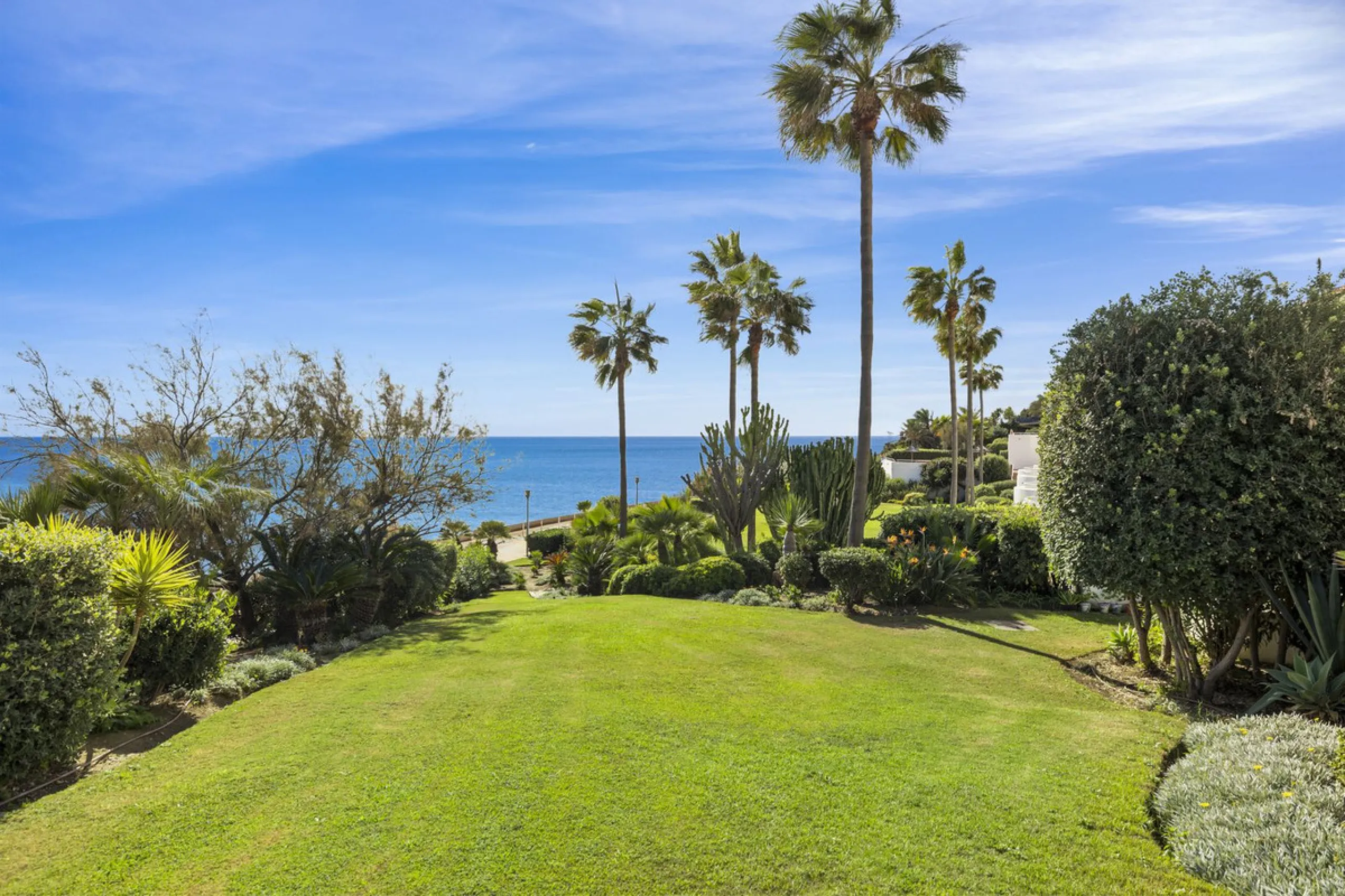 Set in the highly desirable beachfront area of Buenas Noches, Estepona, this exceptional frontline beach apartment offers direct access to the Mediterranean Sea and breathtaking uninterrupted panoramic sea views.