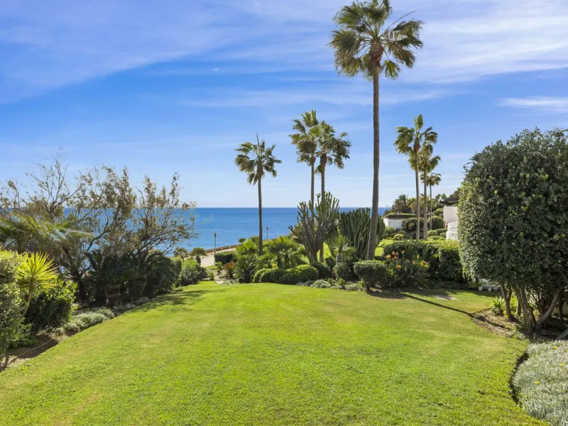 Set in the highly desirable beachfront area of Buenas Noches, Estepona, this exceptional frontline beach apartment offers direct access to the Mediterranean Sea and breathtaking uninterrupted panoramic sea views.