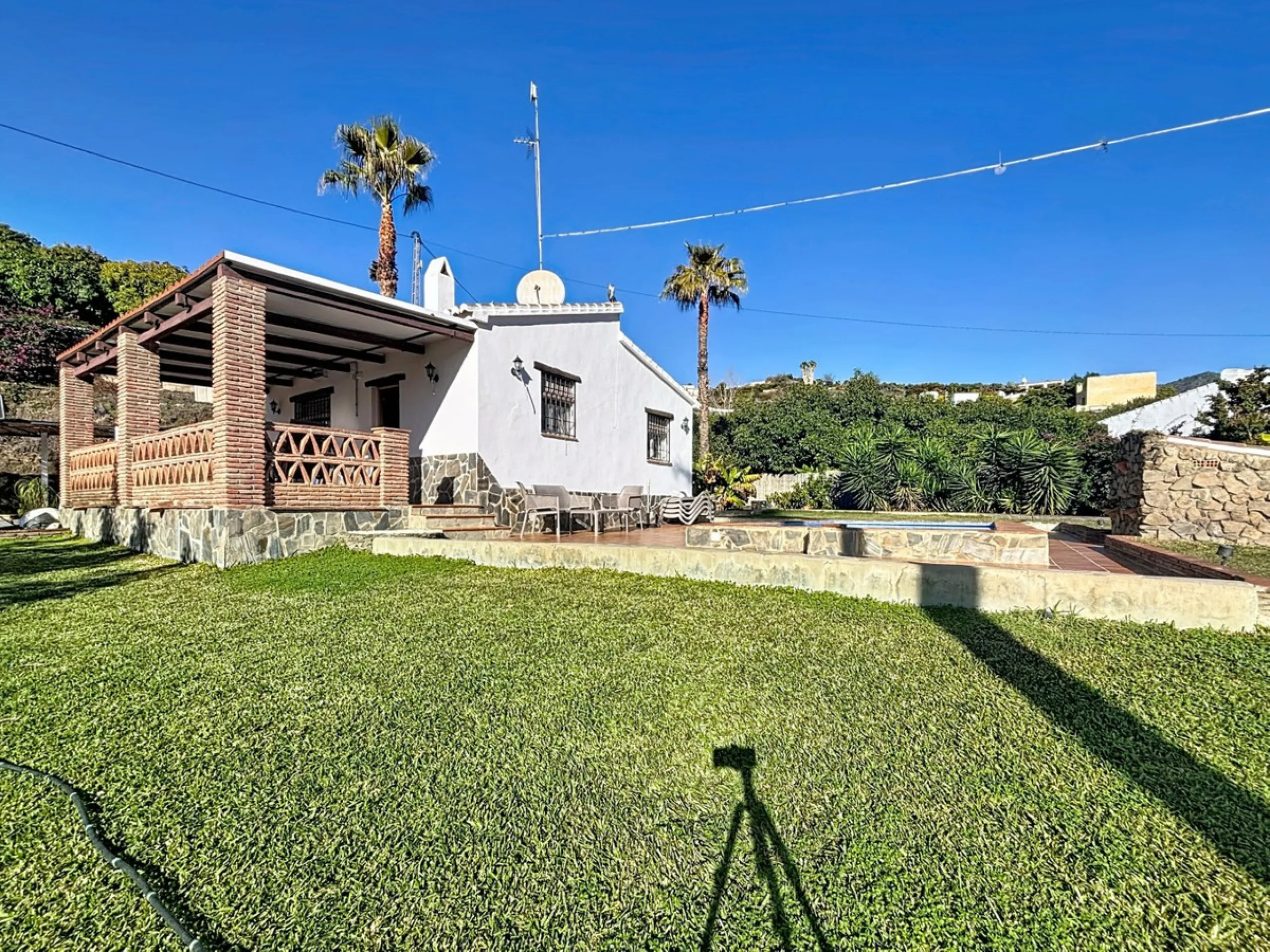 Discover this charming finca in Frigiliana, ideal for enjoying the climate and tranquility of the area. Inside, the house offers a spacious and bright living-dining room with a kitchenette, perfect for family gatherings or gatherings with friends. In addi