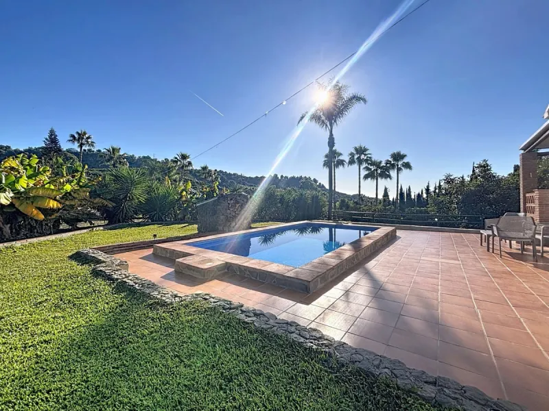 Discover this charming finca in Frigiliana, ideal for enjoying the climate and tranquility of the area. Inside, the house offers a spacious and bright living-dining room with a kitchenette, perfect for family gatherings or gatherings with friends. In addi