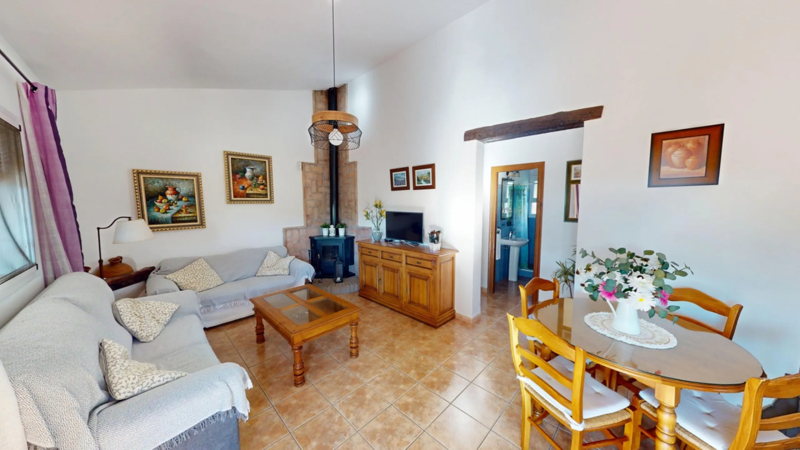 Discover this charming finca in Frigiliana, ideal for enjoying the climate and tranquility of the area. Inside, the house offers a spacious and bright living-dining room with a kitchenette, perfect for family gatherings or gatherings with friends. In addi
