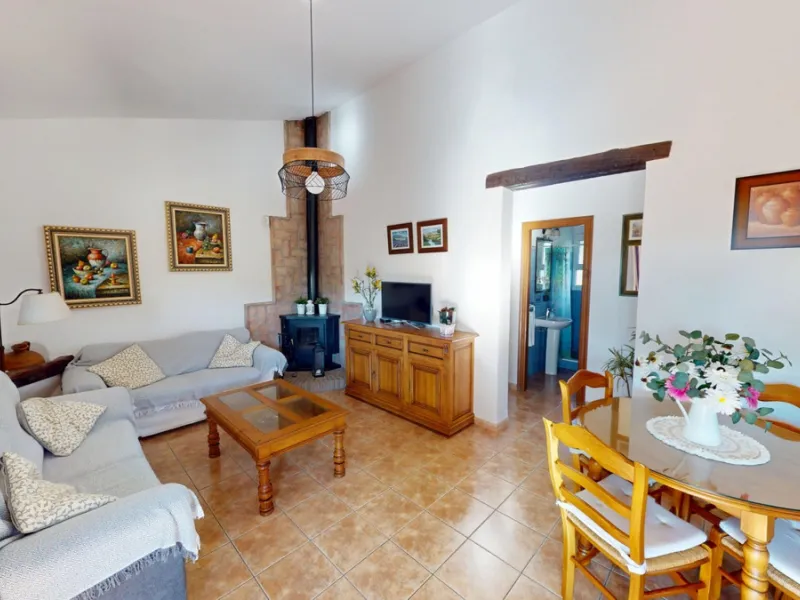 Discover this charming finca in Frigiliana, ideal for enjoying the climate and tranquility of the area. Inside, the house offers a spacious and bright living-dining room with a kitchenette, perfect for family gatherings or gatherings with friends. In addi