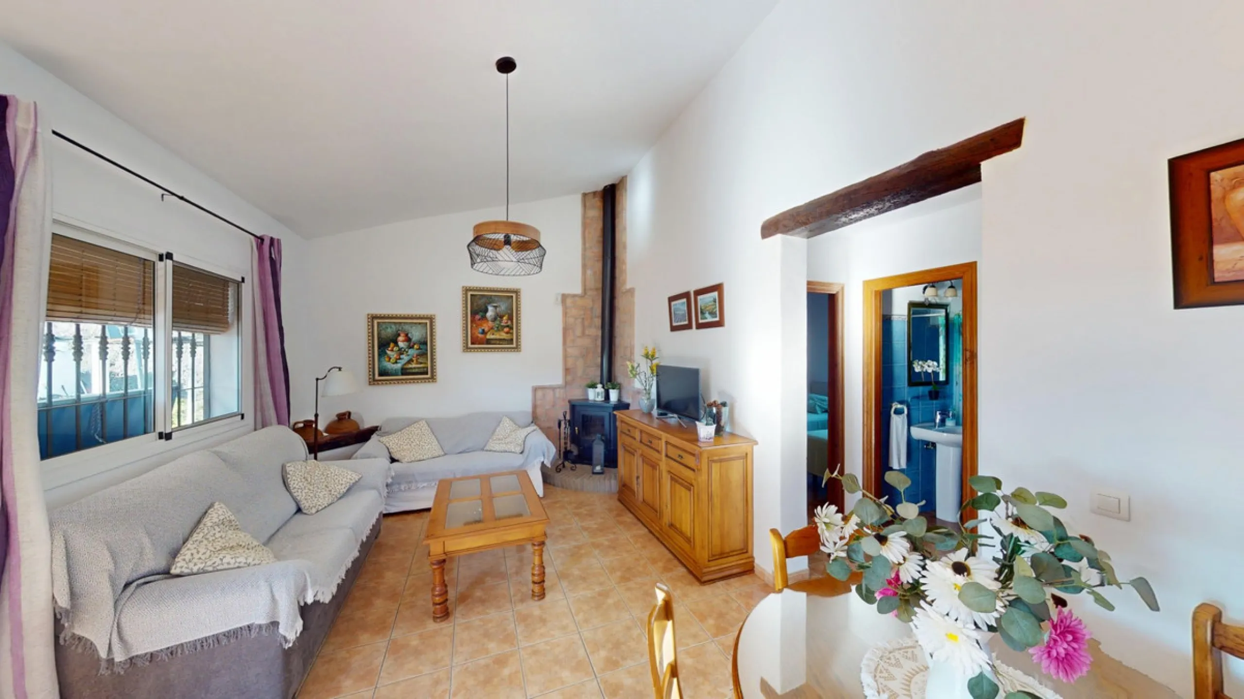 Discover this charming finca in Frigiliana, ideal for enjoying the climate and tranquility of the area. Inside, the house offers a spacious and bright living-dining room with a kitchenette, perfect for family gatherings or gatherings with friends. In addi