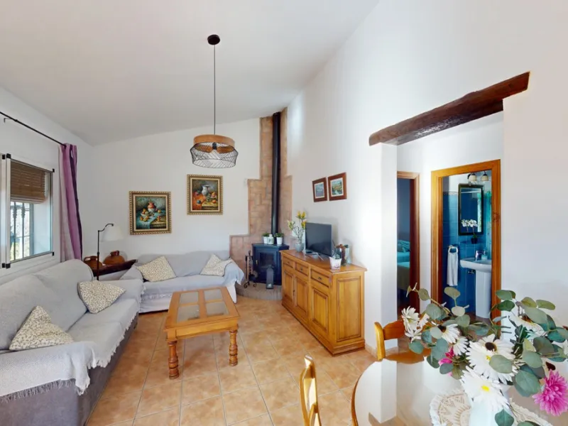 Discover this charming finca in Frigiliana, ideal for enjoying the climate and tranquility of the area. Inside, the house offers a spacious and bright living-dining room with a kitchenette, perfect for family gatherings or gatherings with friends. In addi