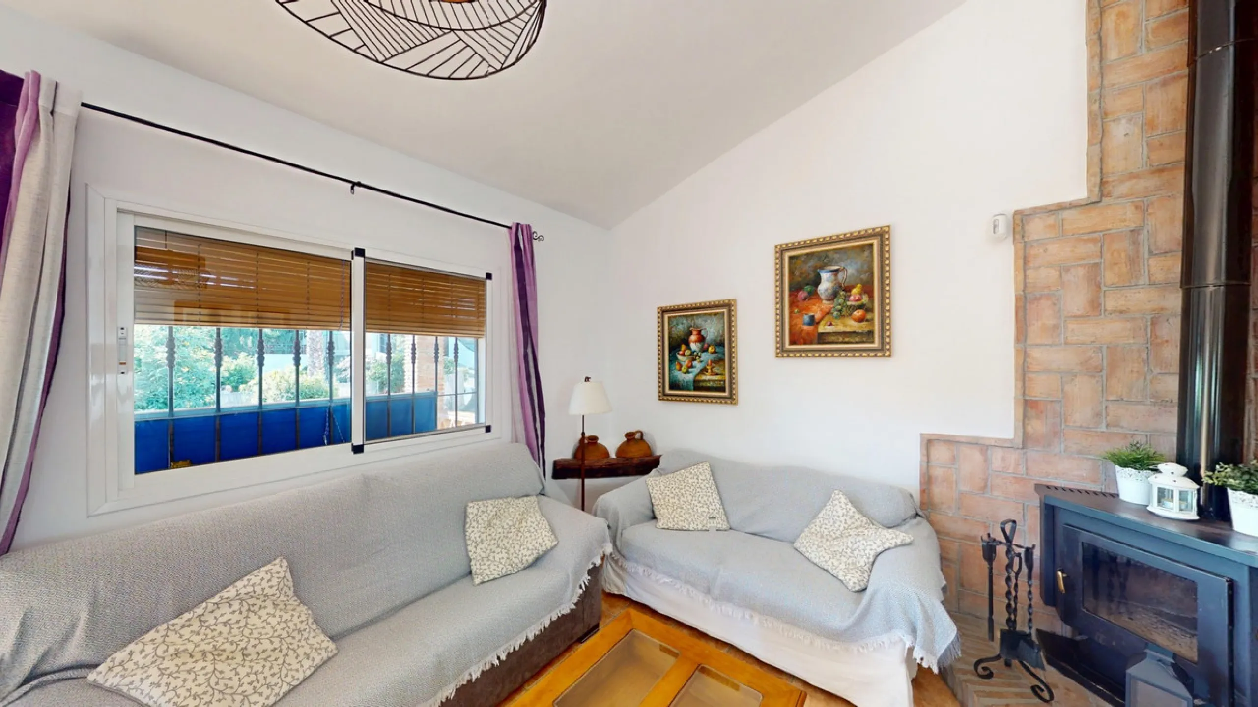 Discover this charming finca in Frigiliana, ideal for enjoying the climate and tranquility of the area. Inside, the house offers a spacious and bright living-dining room with a kitchenette, perfect for family gatherings or gatherings with friends. In addi