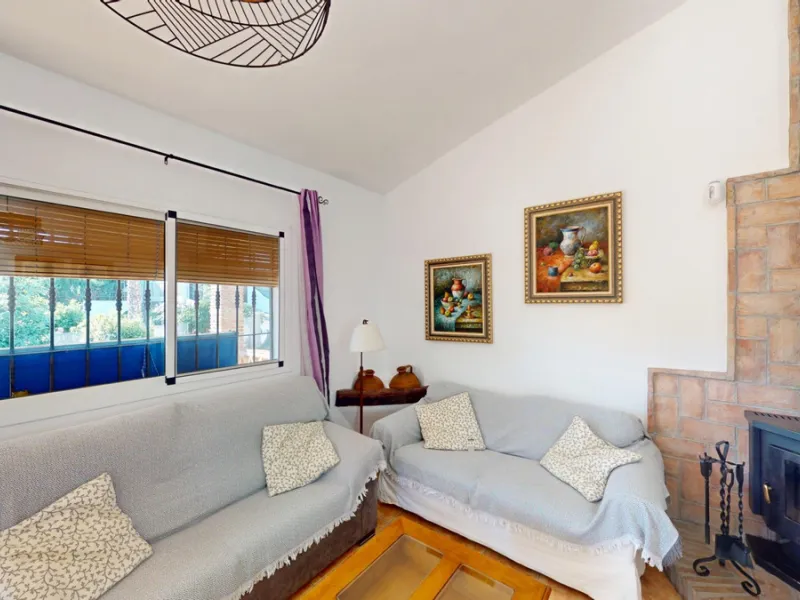 Discover this charming finca in Frigiliana, ideal for enjoying the climate and tranquility of the area. Inside, the house offers a spacious and bright living-dining room with a kitchenette, perfect for family gatherings or gatherings with friends. In addi
