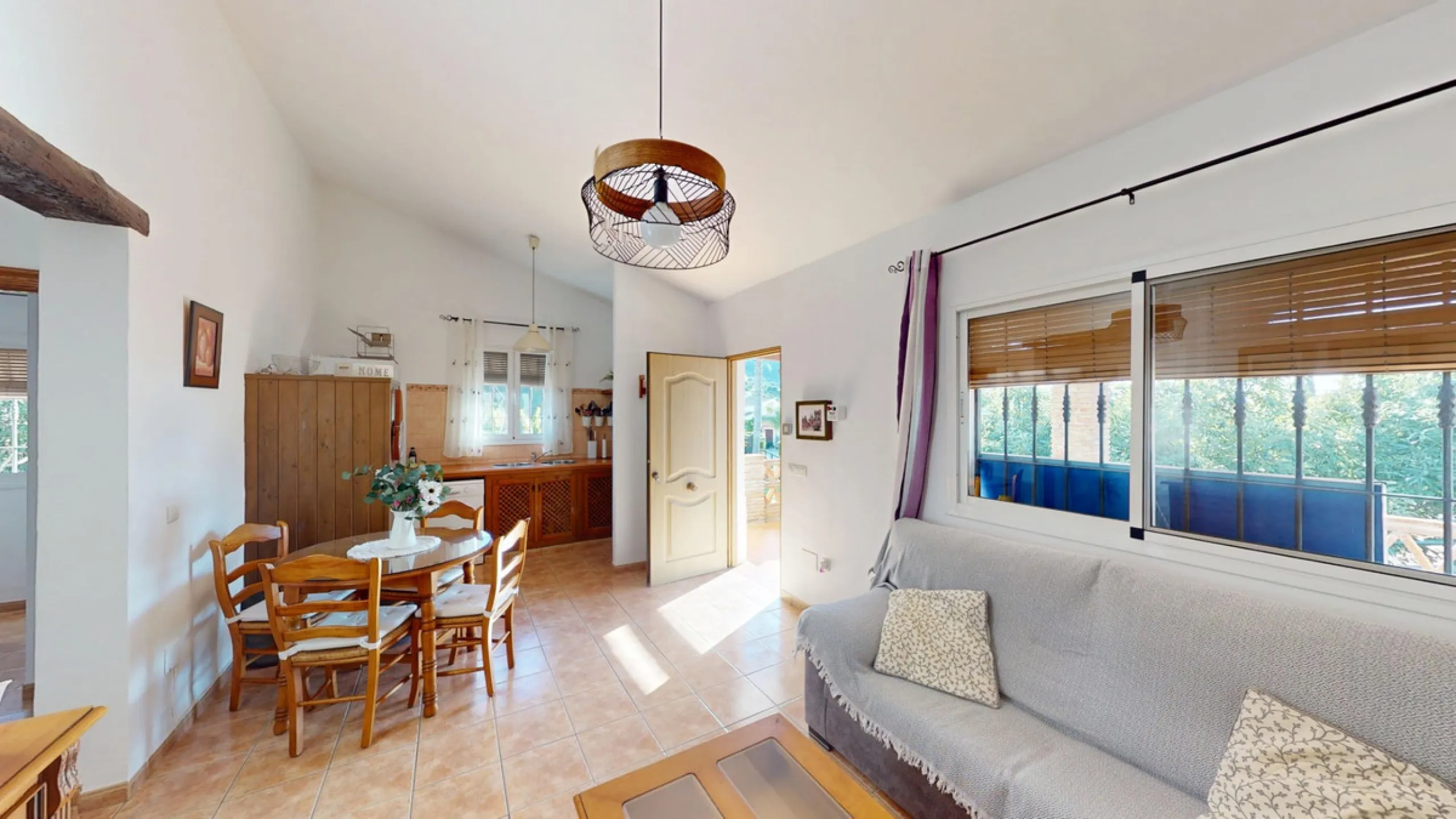 Discover this charming finca in Frigiliana, ideal for enjoying the climate and tranquility of the area. Inside, the house offers a spacious and bright living-dining room with a kitchenette, perfect for family gatherings or gatherings with friends. In addi