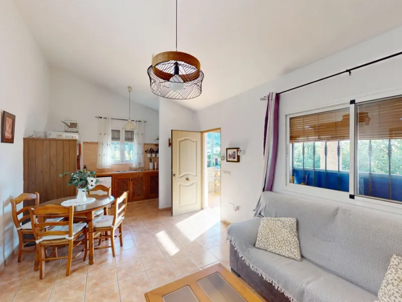 Discover this charming finca in Frigiliana, ideal for enjoying the climate and tranquility of the area. Inside, the house offers a spacious and bright living-dining room with a kitchenette, perfect for family gatherings or gatherings with friends. In addi