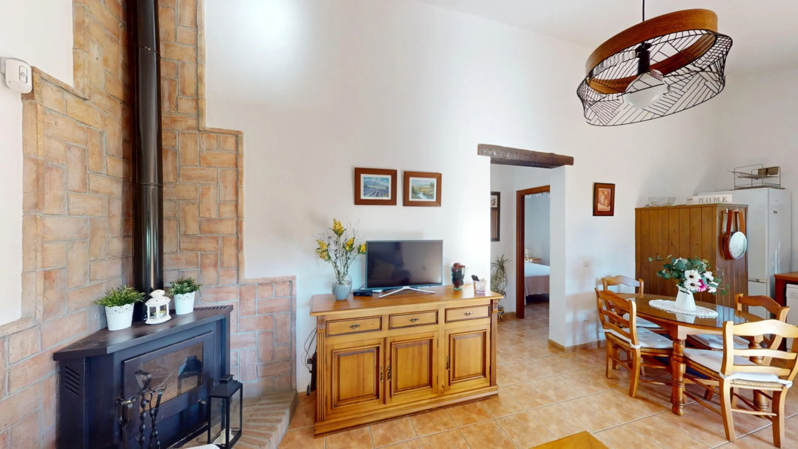 Discover this charming finca in Frigiliana, ideal for enjoying the climate and tranquility of the area. Inside, the house offers a spacious and bright living-dining room with a kitchenette, perfect for family gatherings or gatherings with friends. In addi