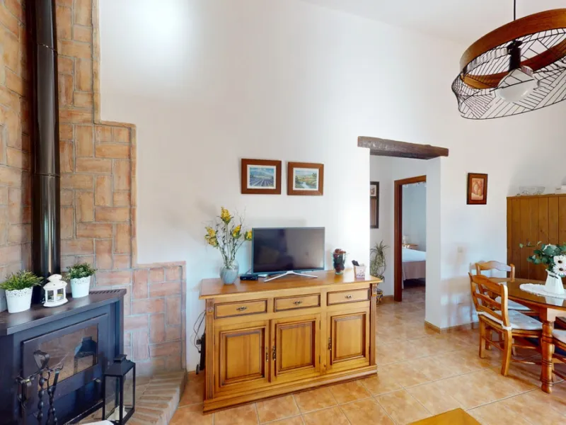 Discover this charming finca in Frigiliana, ideal for enjoying the climate and tranquility of the area. Inside, the house offers a spacious and bright living-dining room with a kitchenette, perfect for family gatherings or gatherings with friends. In addi