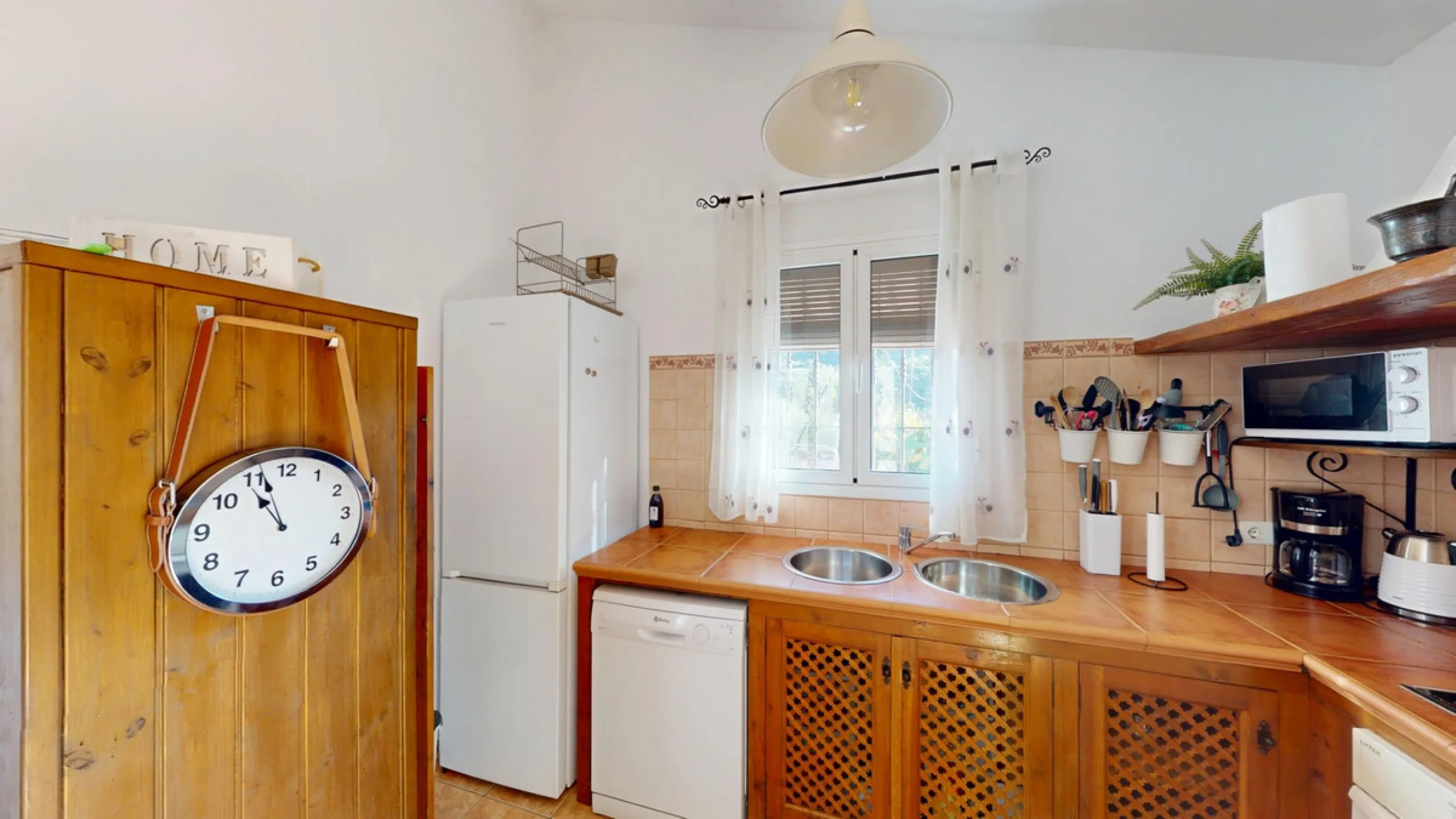 Discover this charming finca in Frigiliana, ideal for enjoying the climate and tranquility of the area. Inside, the house offers a spacious and bright living-dining room with a kitchenette, perfect for family gatherings or gatherings with friends. In addi