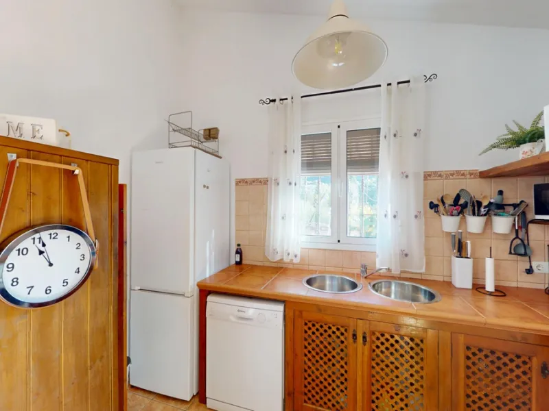 Discover this charming finca in Frigiliana, ideal for enjoying the climate and tranquility of the area. Inside, the house offers a spacious and bright living-dining room with a kitchenette, perfect for family gatherings or gatherings with friends. In addi